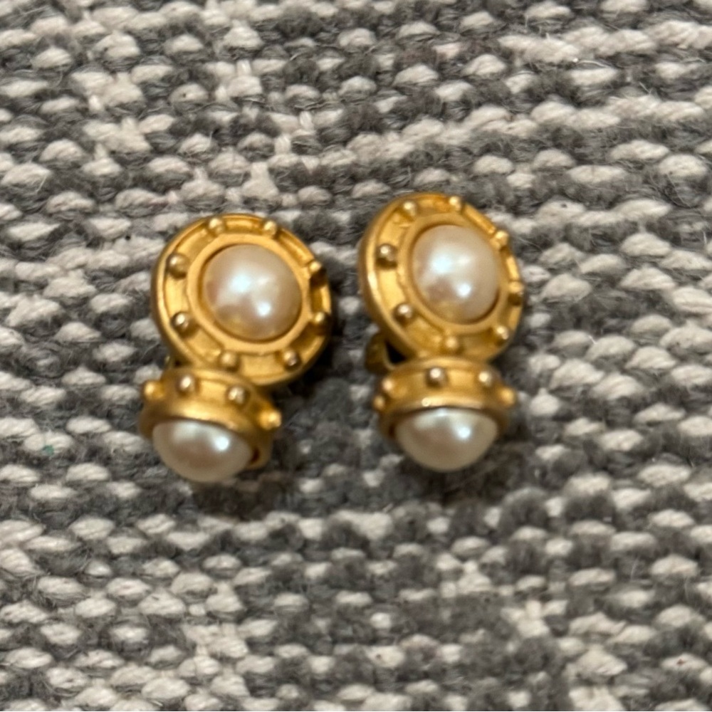 Carlisle Vintage Pearl clip on earrings